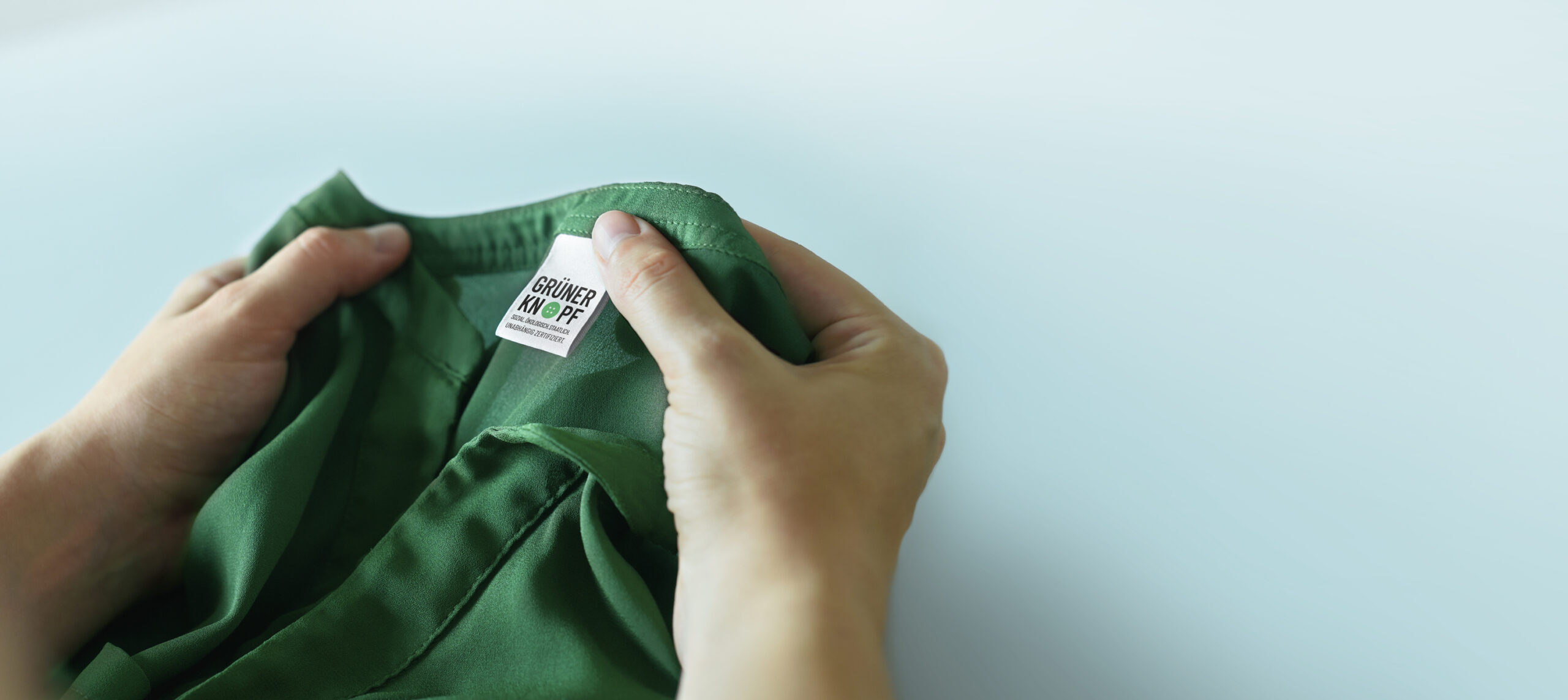 Shirt mit Grünem Knopf Label