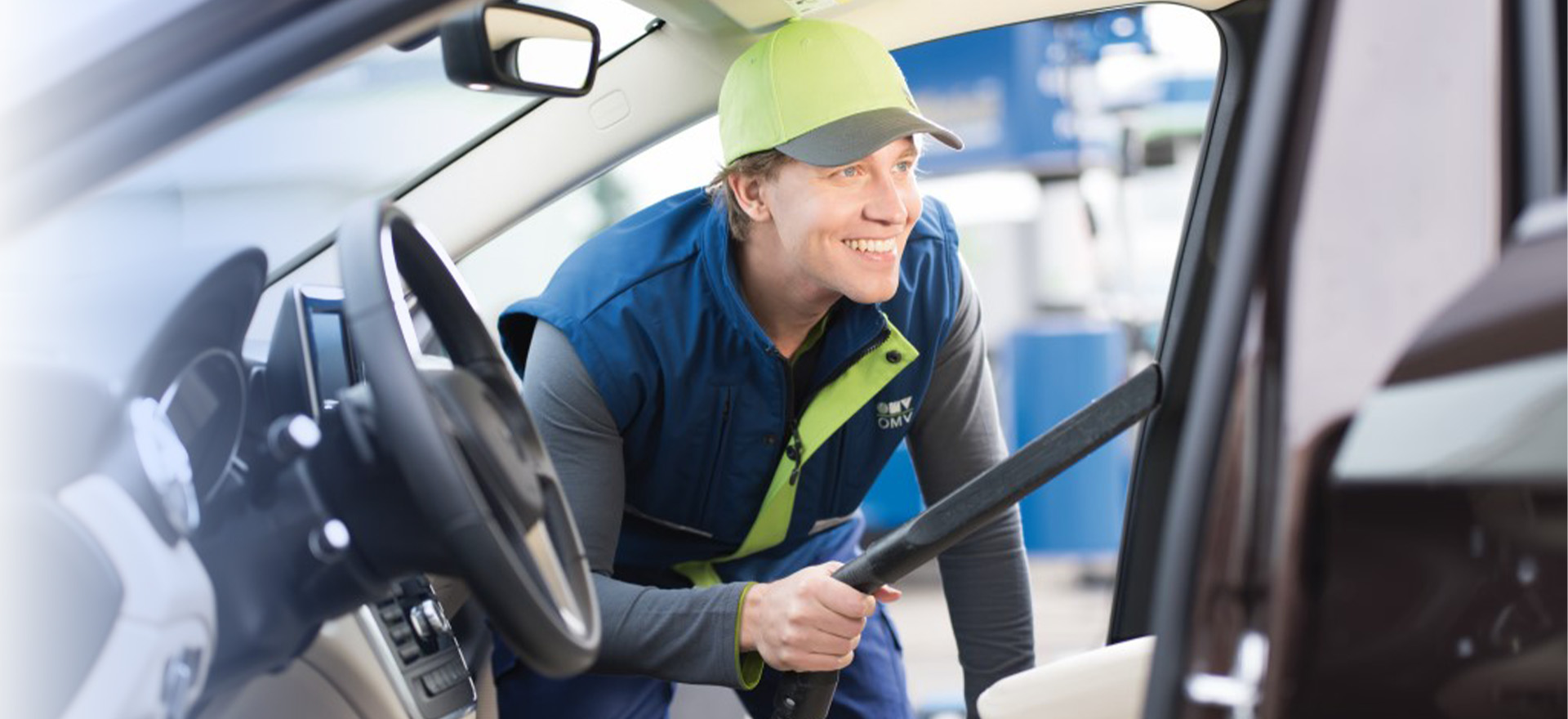 lächelnder Mann in Arbeitsbekleidung