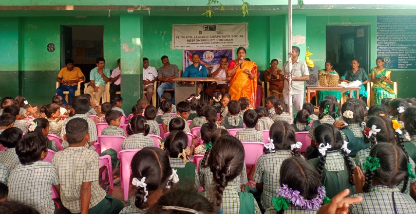 Herr Georg Szeless Übergabe Spende an indische Schule